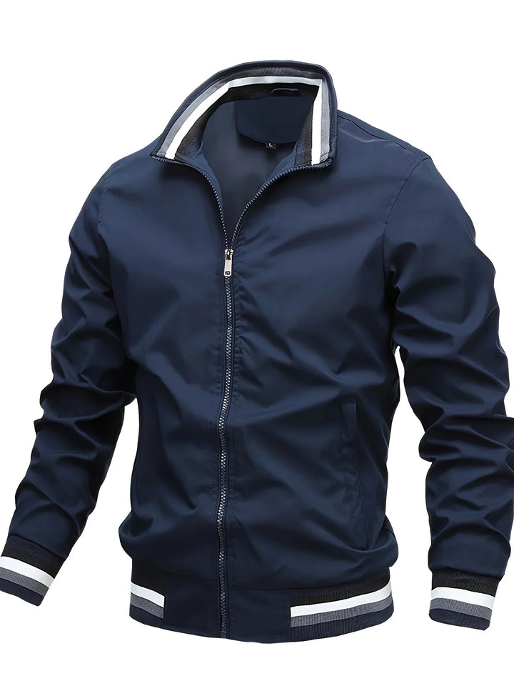 "Übergangsjacke Herren aus Leder, sportlich-elegant, in Armeegrün, mit schützendem Kragen und praktischen Taschen."