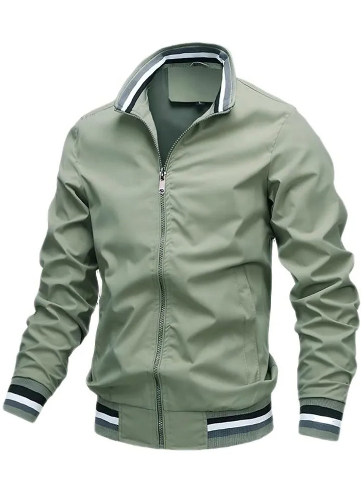 "Übergangsjacke Herren aus Leder, sportlich-elegant, in Armeegrün, mit schützendem Kragen und praktischen Taschen."