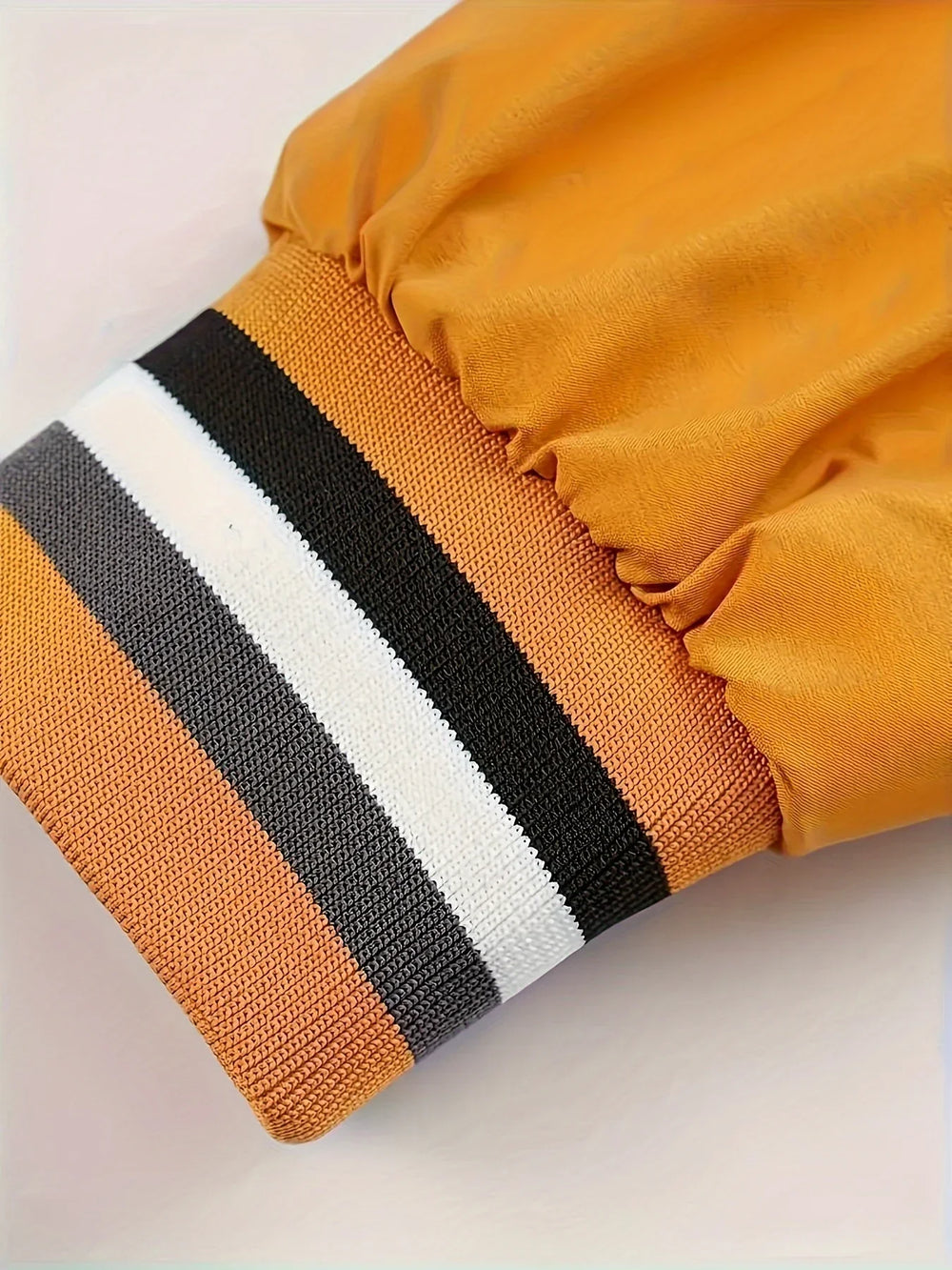 "Übergangsjacke Herren aus Leder, sportlich-elegant, in Armeegrün, mit schützendem Kragen und praktischen Taschen."