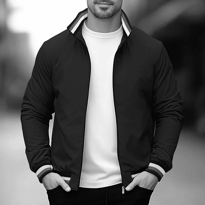 "Übergangsjacke Herren aus Leder, sportlich-elegant, in Armeegrün, mit schützendem Kragen und praktischen Taschen."