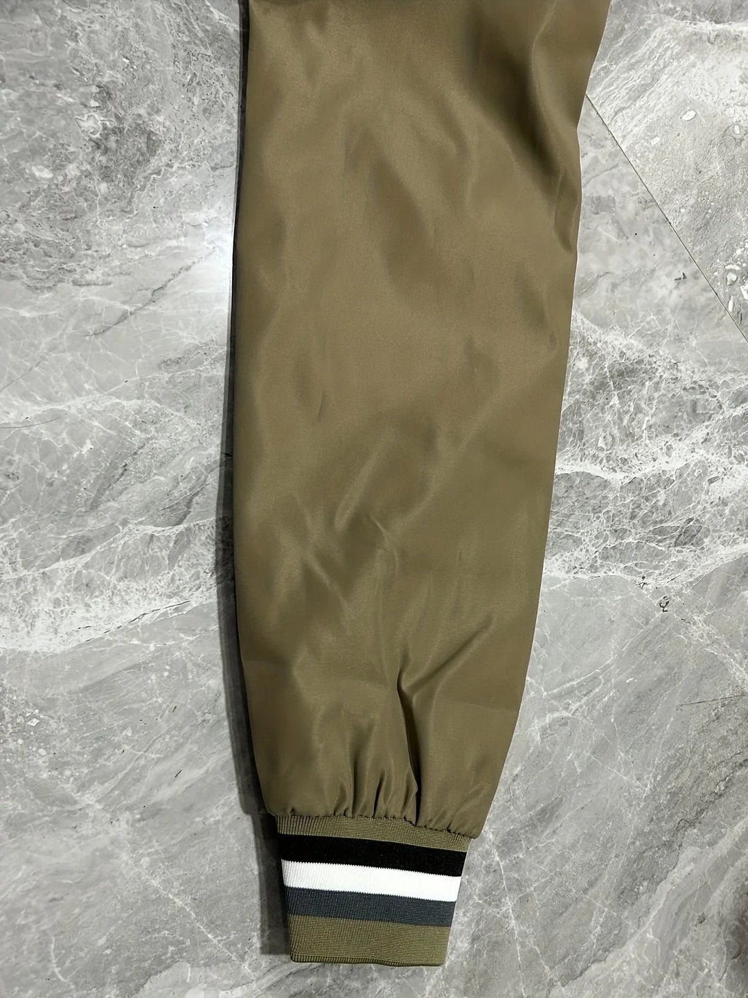 "Übergangsjacke Herren aus Leder, sportlich-elegant, in Armeegrün, mit schützendem Kragen und praktischen Taschen."