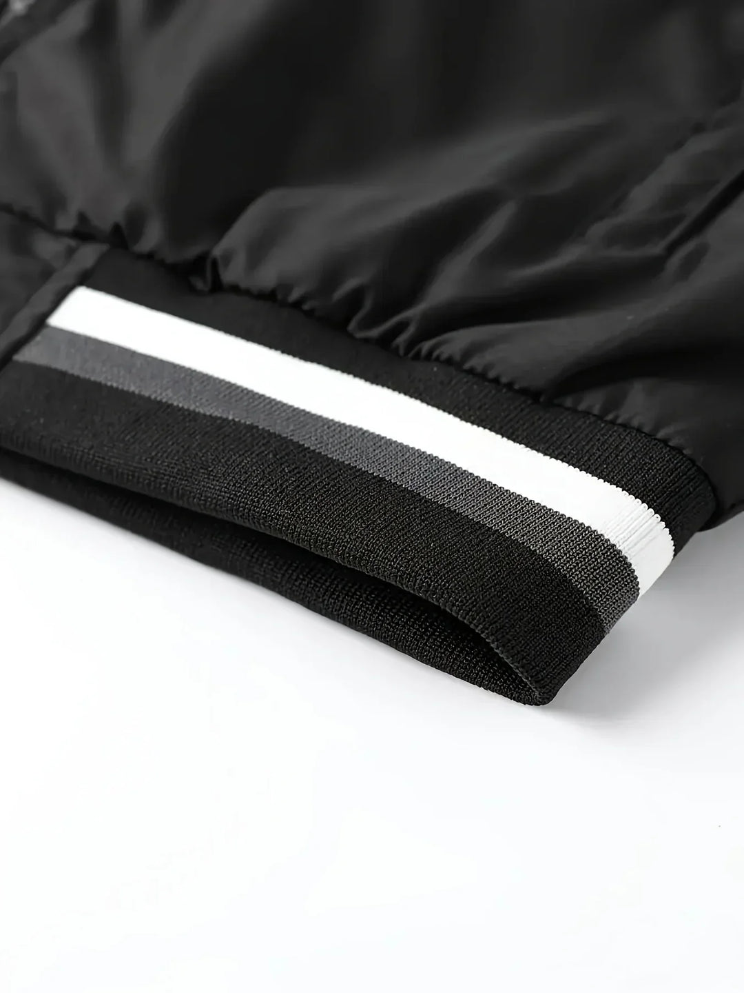 "Übergangsjacke Herren aus Leder, sportlich-elegant, in Armeegrün, mit schützendem Kragen und praktischen Taschen."