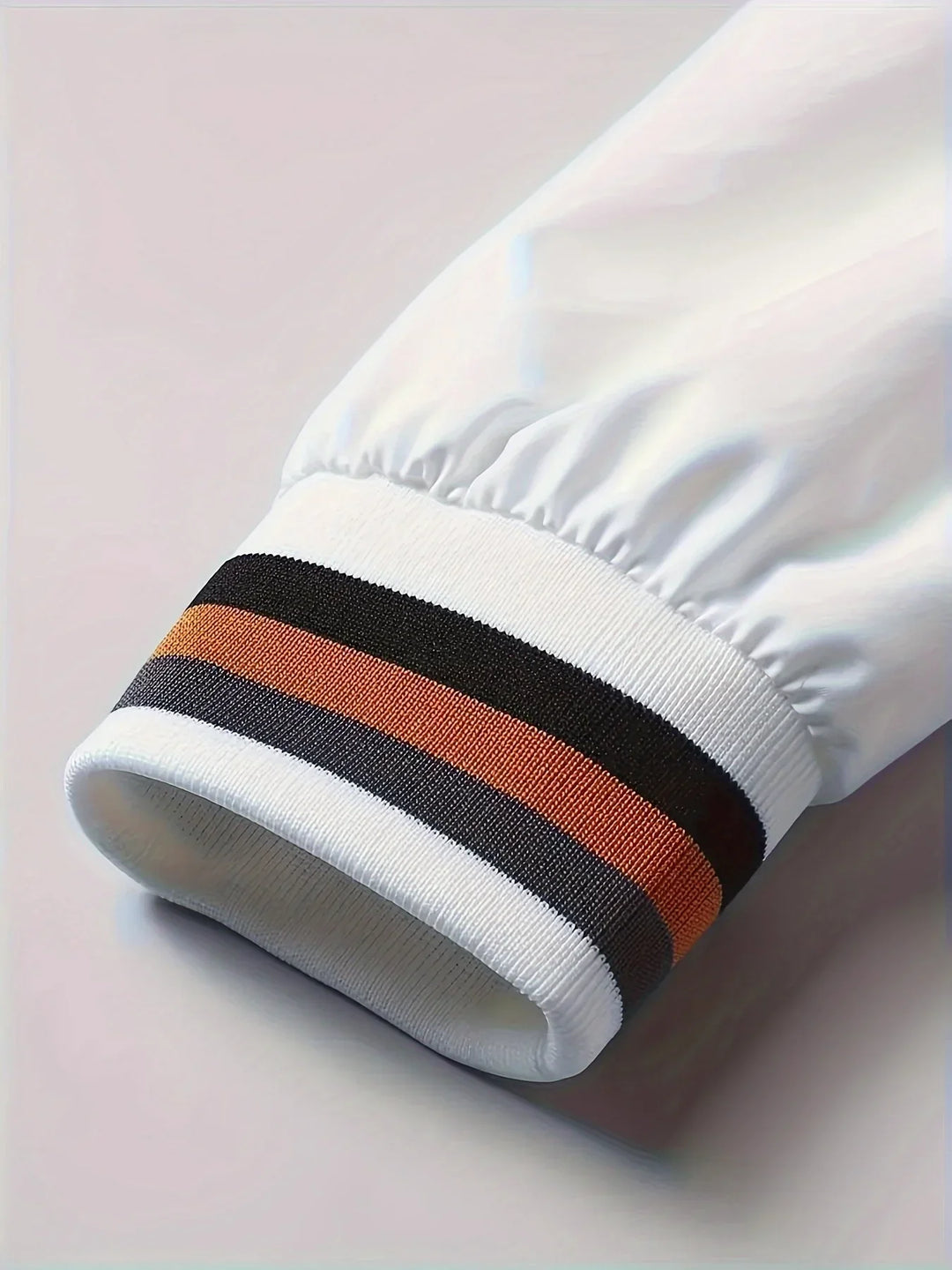 "Übergangsjacke Herren aus Leder, sportlich-elegant, in Armeegrün, mit schützendem Kragen und praktischen Taschen."