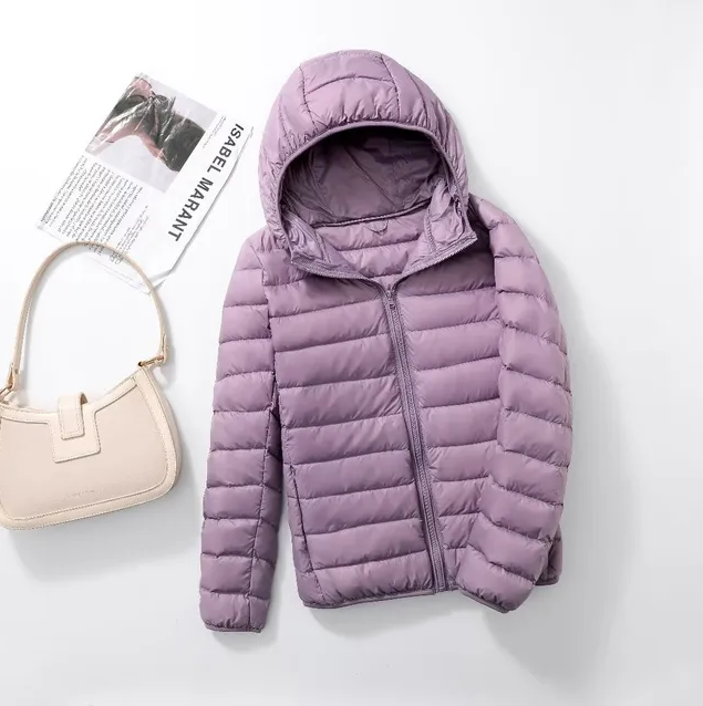 Ultraleichte Daunenjacke für Damen, in Blau, mit Kapuze und verstaubar. Ideal für Outdoor-Abenteuer, wetterfest und stilvoll.
