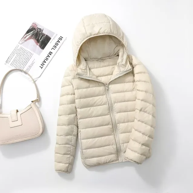 Ultraleichte Daunenjacke für Damen, in Blau, mit Kapuze und verstaubar. Ideal für Outdoor-Abenteuer, wetterfest und stilvoll.