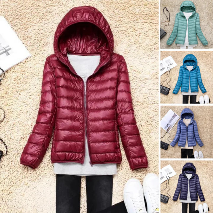 Ultraleichte Daunenjacke für Damen, in Blau, mit Kapuze und verstaubar. Ideal für Outdoor-Abenteuer, wetterfest und stilvoll.