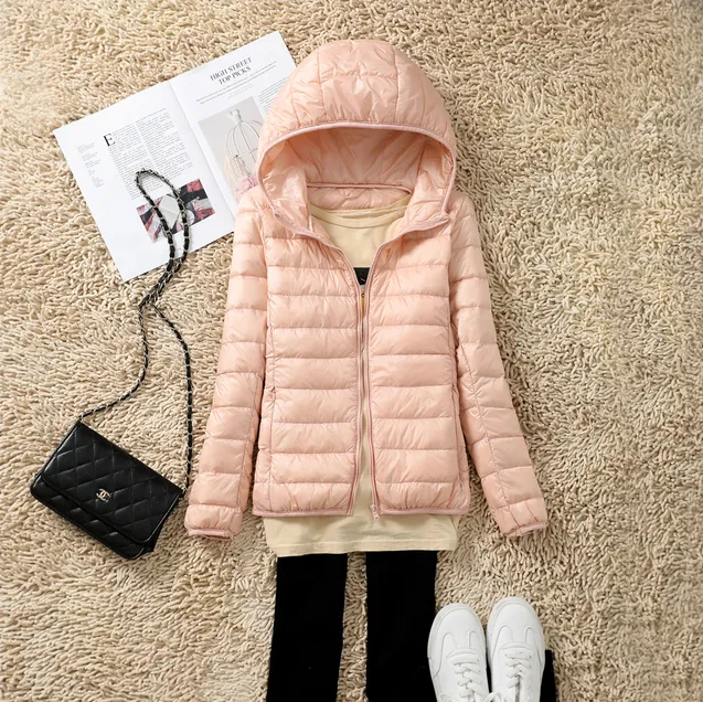 Ultraleichte Daunenjacke für Damen, in Blau, mit Kapuze und verstaubar. Ideal für Outdoor-Abenteuer, wetterfest und stilvoll.