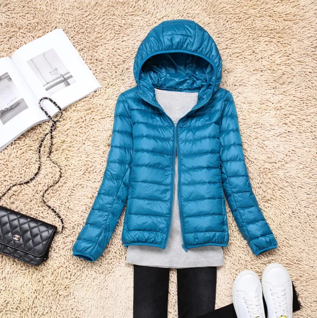 Ultraleichte Daunenjacke für Damen, in Blau, mit Kapuze und verstaubar. Ideal für Outdoor-Abenteuer, wetterfest und stilvoll.