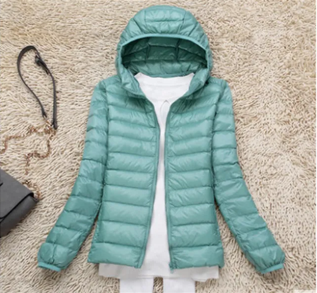 Ultraleichte Daunenjacke für Damen, in Blau, mit Kapuze und verstaubar. Ideal für Outdoor-Abenteuer, wetterfest und stilvoll.