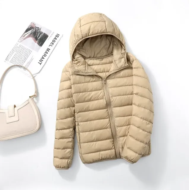Ultraleichte Daunenjacke für Damen, in Blau, mit Kapuze und verstaubar. Ideal für Outdoor-Abenteuer, wetterfest und stilvoll.