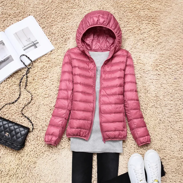 Ultraleichte Daunenjacke für Damen, in Blau, mit Kapuze und verstaubar. Ideal für Outdoor-Abenteuer, wetterfest und stilvoll.