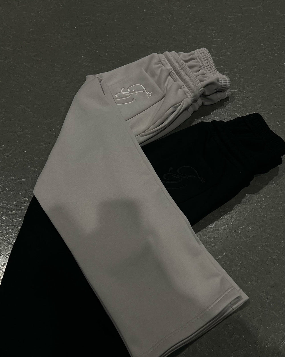 Unisex Baggy Sweatpants in Grau, lässiger Schnitt mit verstellbarem Bund und Taschen für Komfort und moderne Optik.