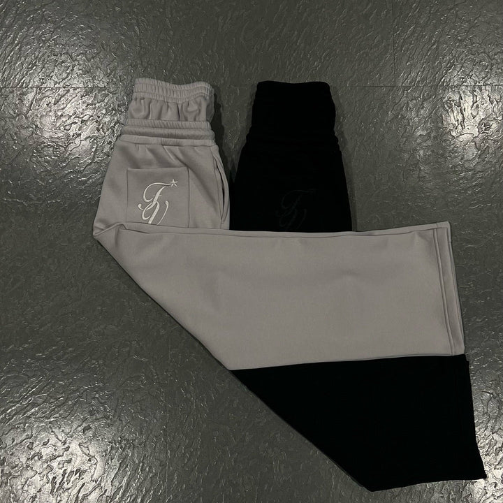 Unisex Baggy Sweatpants in Grau, lässiger Schnitt mit verstellbarem Bund und Taschen für Komfort und moderne Optik.