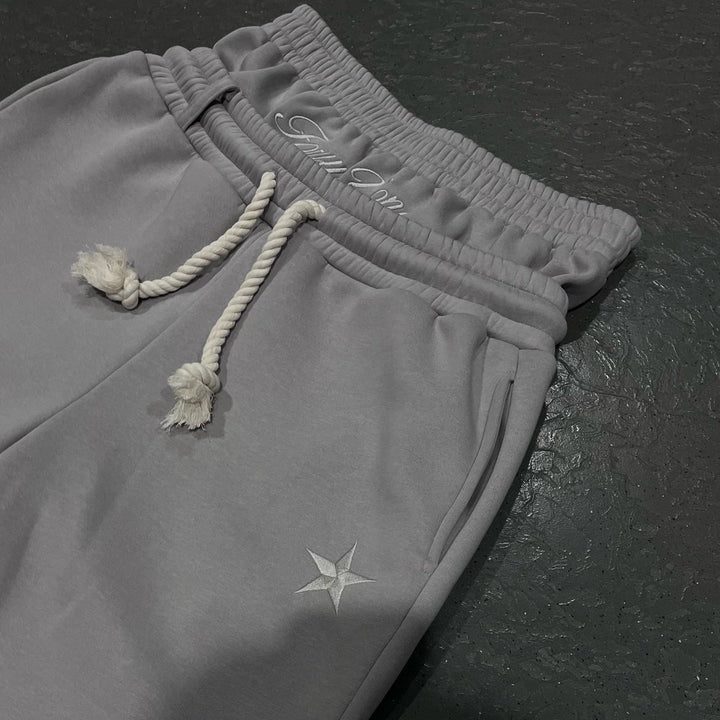 Unisex Baggy Sweatpants in Grau, lässiger Schnitt mit verstellbarem Bund und Taschen für Komfort und moderne Optik.