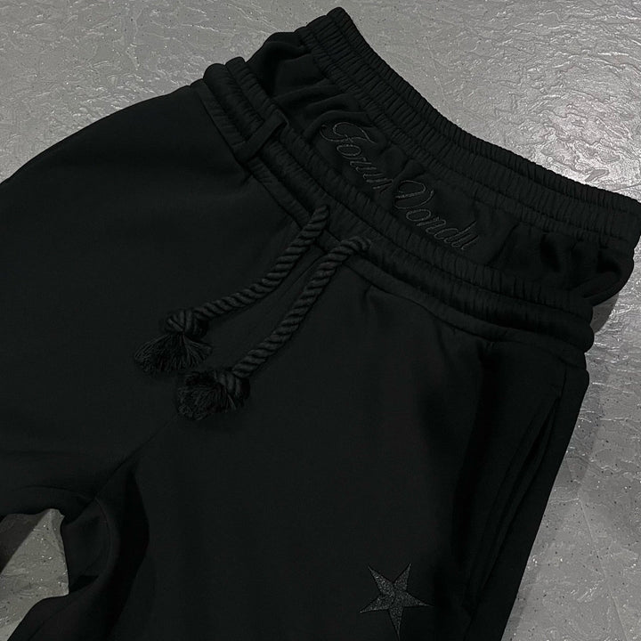 Unisex Baggy Sweatpants in Grau, lässiger Schnitt mit verstellbarem Bund und Taschen für Komfort und moderne Optik.