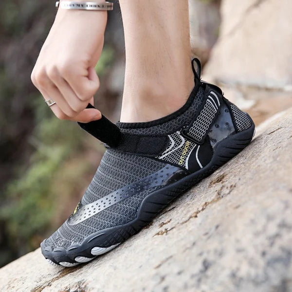 "Unisex Barfuß-Wasserschuhe mit ergonomischen, rutschfesten Sohlen in verschiedenen Farben für Outdoor-Aktivitäten."