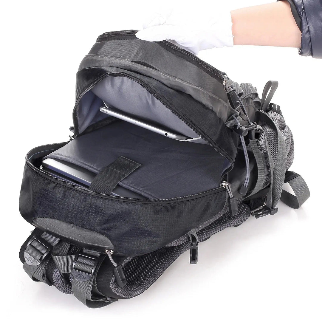 "Unisex Outdoor-Rucksack 40L, vielseitig, grün, mit verstellbaren Gurten und Taschen, ideal für Abenteuer und Camping."