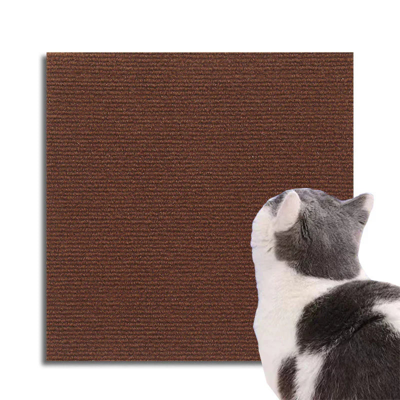 "Universeller Katzen Kratzschutz beige auf Couch, schützt Möbel vor Kratzern, einfach anzuwenden, anpassbar, unauffällig."