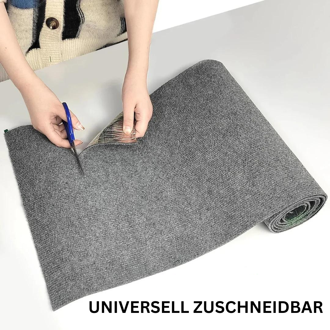 "Universeller Katzen Kratzschutz beige auf Couch, schützt Möbel vor Kratzern, einfach anzuwenden, anpassbar, unauffällig."