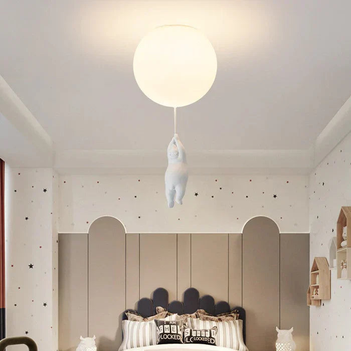 "Verspielte Kinder-Deckenlampe mit Bär- und Ballonmotiv, perfekte Beleuchtung für fantasievolle Atmosphären im Kinderzimmer."