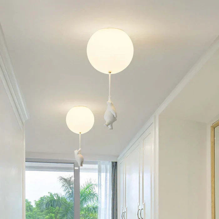 "Verspielte Kinder-Deckenlampe mit Bär- und Ballonmotiv, perfekte Beleuchtung für fantasievolle Atmosphären im Kinderzimmer."
