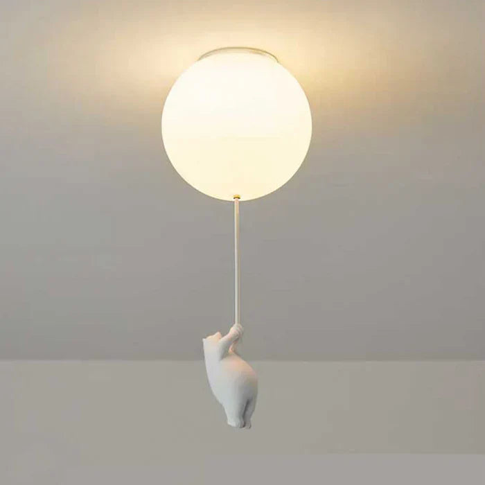 "Verspielte Kinder-Deckenlampe mit Bär- und Ballonmotiv, perfekte Beleuchtung für fantasievolle Atmosphären im Kinderzimmer."