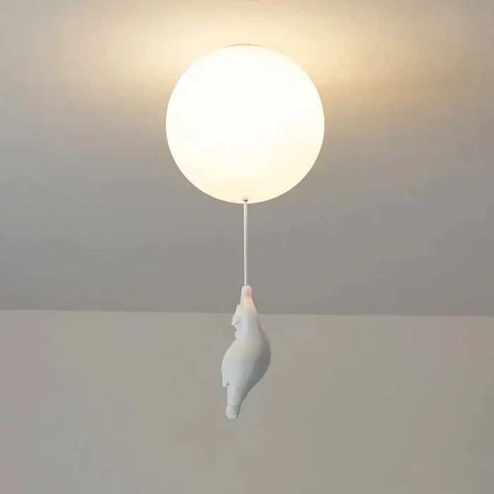 "Verspielte Kinder-Deckenlampe mit Bär- und Ballonmotiv, perfekte Beleuchtung für fantasievolle Atmosphären im Kinderzimmer."