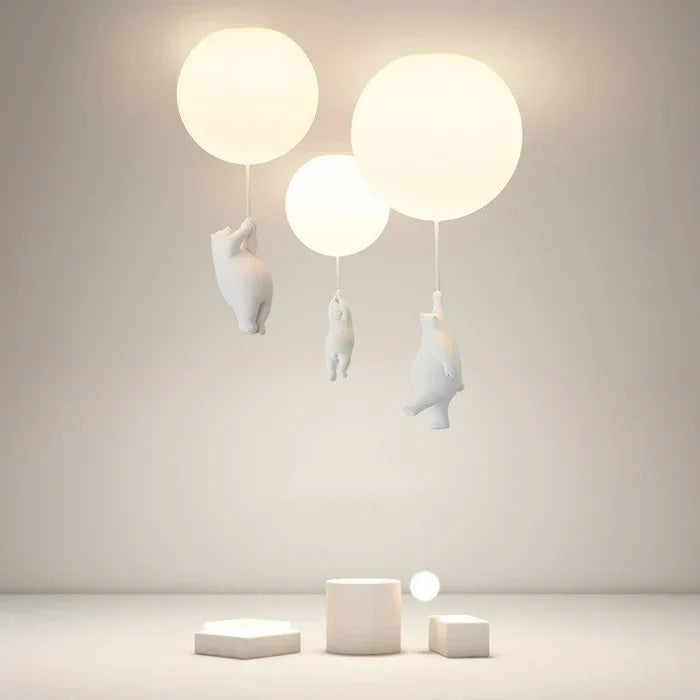 "Verspielte Kinder-Deckenlampe mit Bär- und Ballonmotiv, perfekte Beleuchtung für fantasievolle Atmosphären im Kinderzimmer."