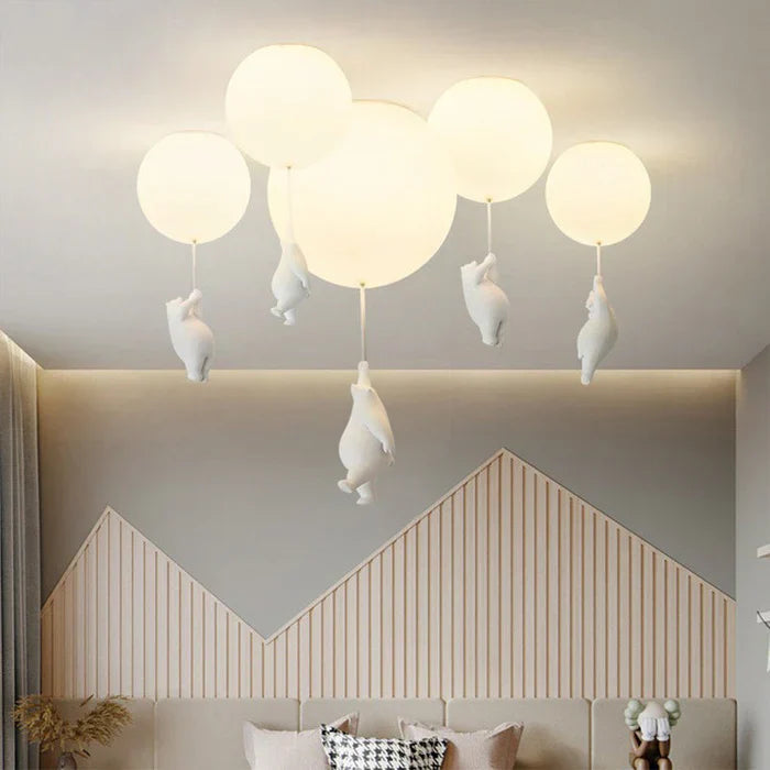 "Verspielte Kinder-Deckenlampe mit Bär- und Ballonmotiv, perfekte Beleuchtung für fantasievolle Atmosphären im Kinderzimmer."