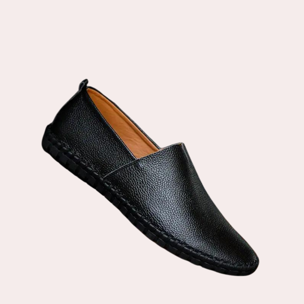 "Vielseitiger Herren Lederslipper in Schwarz, elegant und komfortabel, ideal für formelle und lässige Anlässe."