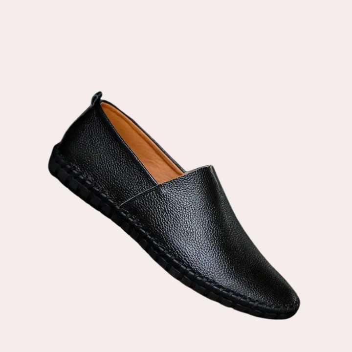 "Vielseitiger Herren Lederslipper in Schwarz, elegant und komfortabel, ideal für formelle und lässige Anlässe."