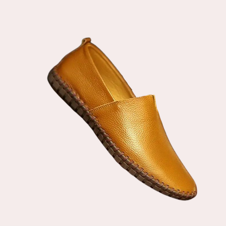 "Vielseitiger Herren Lederslipper in Schwarz, elegant und komfortabel, ideal für formelle und lässige Anlässe."