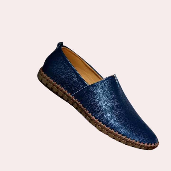 "Vielseitiger Herren Lederslipper in Schwarz, elegant und komfortabel, ideal für formelle und lässige Anlässe."
