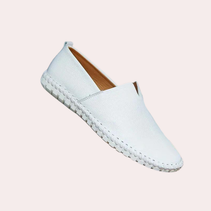 "Vielseitiger Herren Lederslipper in Schwarz, elegant und komfortabel, ideal für formelle und lässige Anlässe."