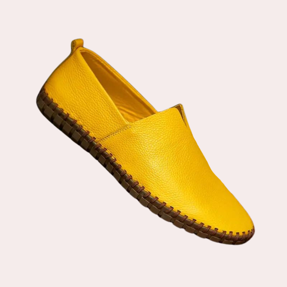 "Vielseitiger Herren Lederslipper in Schwarz, elegant und komfortabel, ideal für formelle und lässige Anlässe."