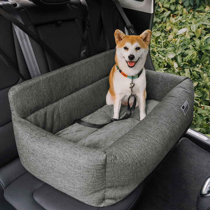 "Waschbarer Hundeautositz mit rutschfestem Boden, großem Platzangebot, Stoßdämpfung und maschinenwaschbarem Bezug."