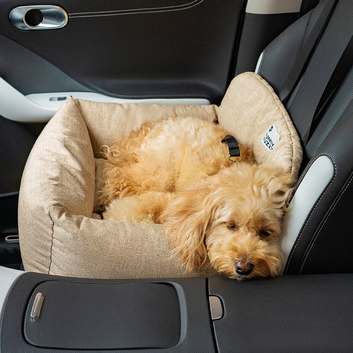 "Waschbarer Hundeautositz mit rutschfestem Boden, großem Platzangebot, Stoßdämpfung und maschinenwaschbarem Bezug."
