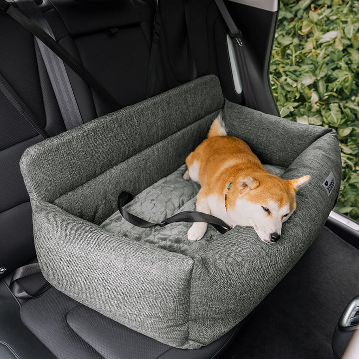"Waschbarer Hundeautositz mit rutschfestem Boden, großem Platzangebot, Stoßdämpfung und maschinenwaschbarem Bezug."