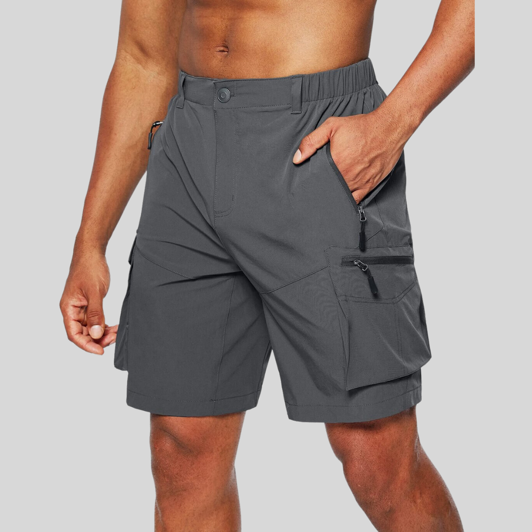 Wasserabweisende Herren Cargoshorts in Grau mit zahlreichen Taschen, ideal für Outdoor-Aktivitäten und maximalen Komfort.