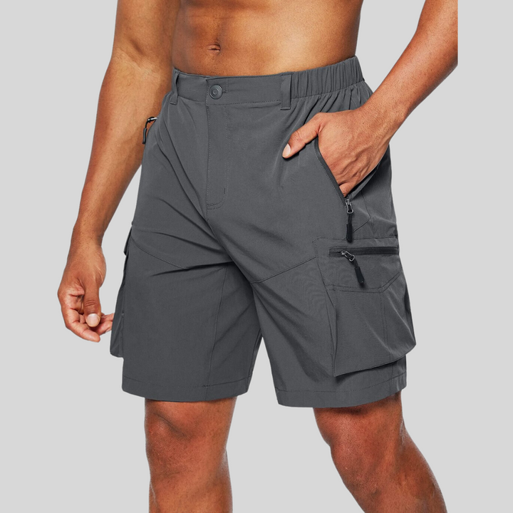 Wasserabweisende Herren Cargoshorts in Grau mit zahlreichen Taschen, ideal für Outdoor-Aktivitäten und maximalen Komfort.