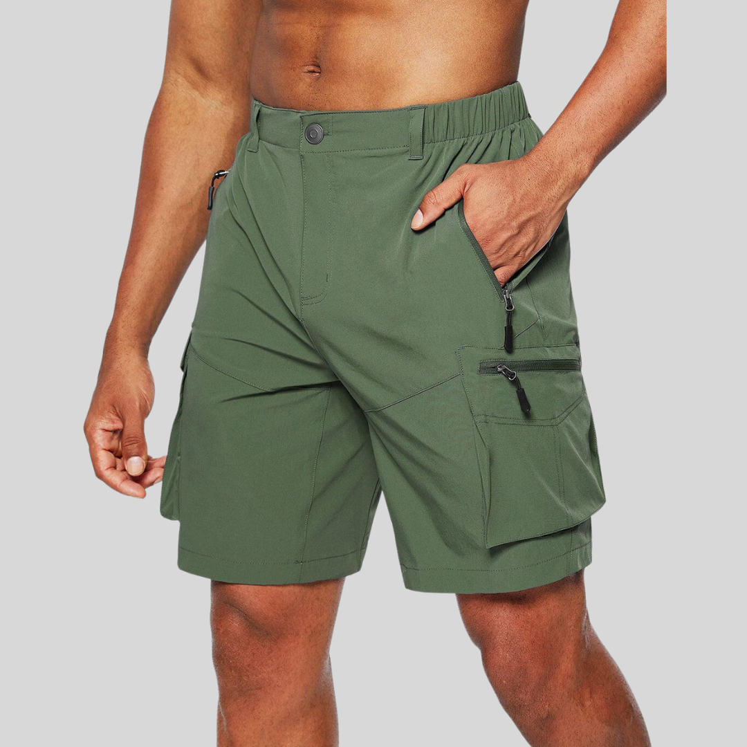 Wasserabweisende Herren Cargoshorts in Grau mit zahlreichen Taschen, ideal für Outdoor-Aktivitäten und maximalen Komfort.