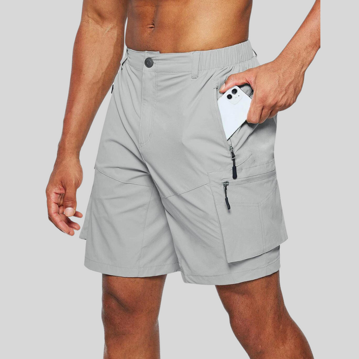 Wasserabweisende Herren Cargoshorts in Grau mit zahlreichen Taschen, ideal für Outdoor-Aktivitäten und maximalen Komfort.