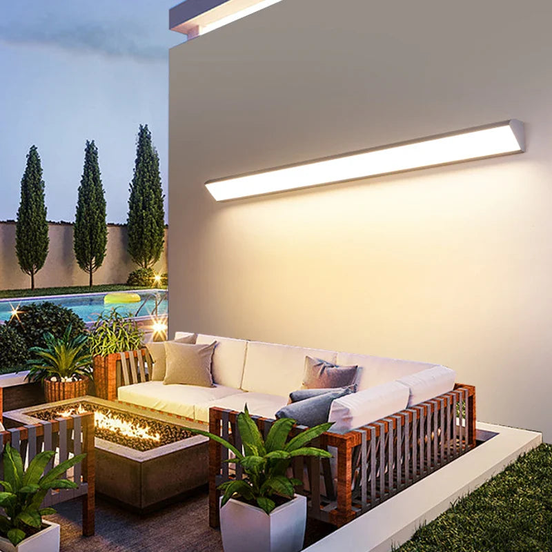Wasserdichte LED-Wandleuchte, schlankes Design, IP65-zertifiziert, energieeffizient, für Terrasse oder Eingang geeignet.