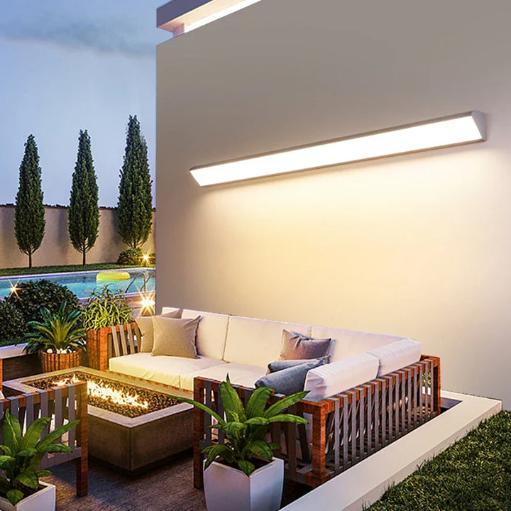 Wasserdichte LED-Wandleuchte, schlankes Design, IP65-zertifiziert, energieeffizient, für Terrasse oder Eingang geeignet.