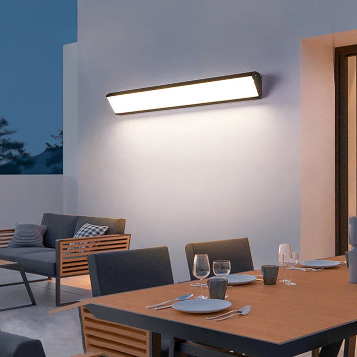 Wasserdichte LED-Wandleuchte, schlankes Design, IP65-zertifiziert, energieeffizient, für Terrasse oder Eingang geeignet.