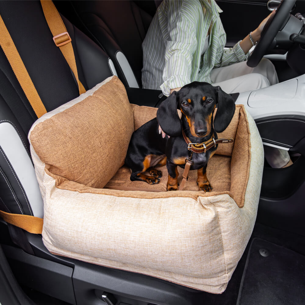 "Wasserdichtes Hunde-Autositzbett in Hellkaffee, bequem und sicher mit Memory-Schaum und Sicherheitsgurten, perfekter Fahrbeg