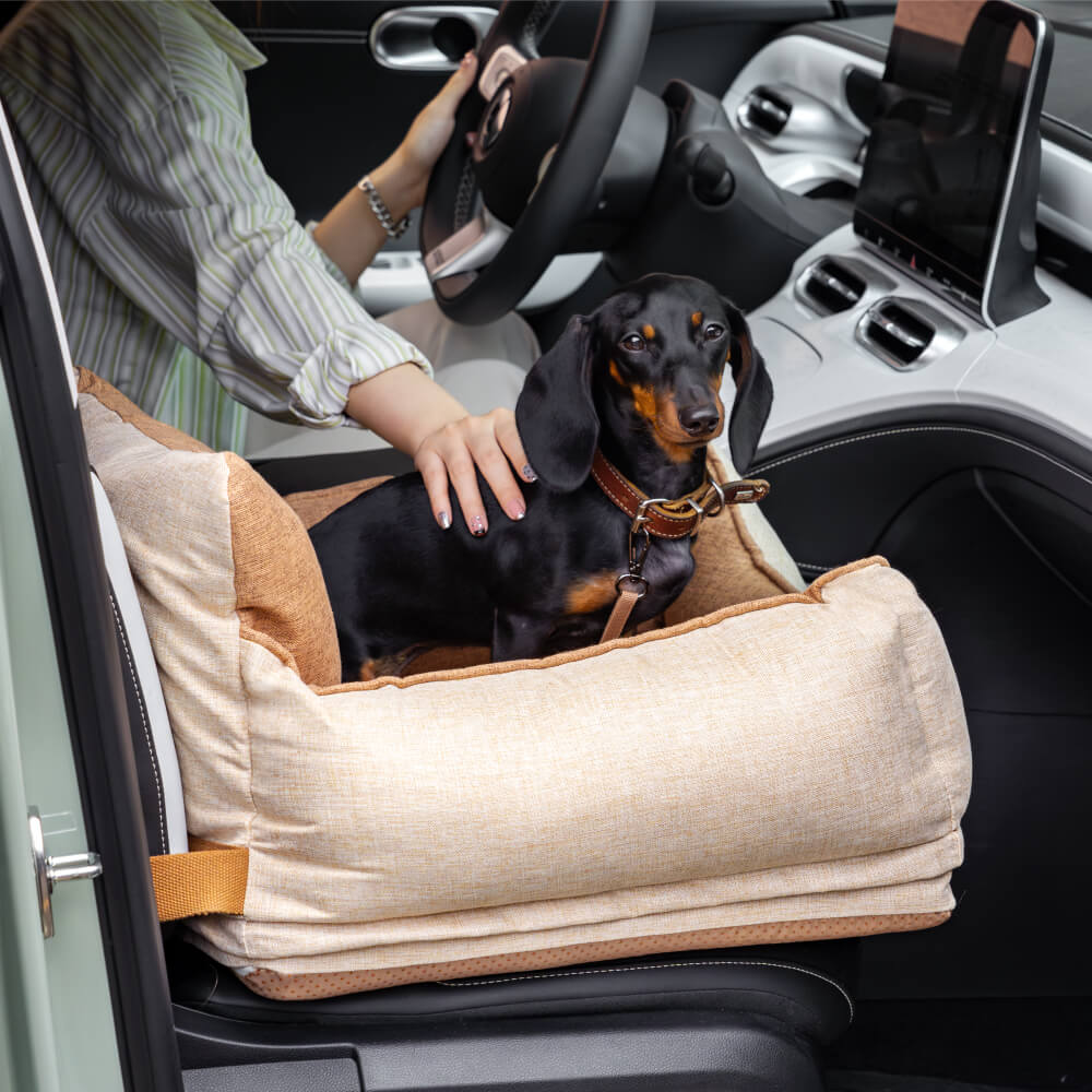 "Wasserdichtes Hunde-Autositzbett in Hellkaffee, bequem und sicher mit Memory-Schaum und Sicherheitsgurten, perfekter Fahrbeg