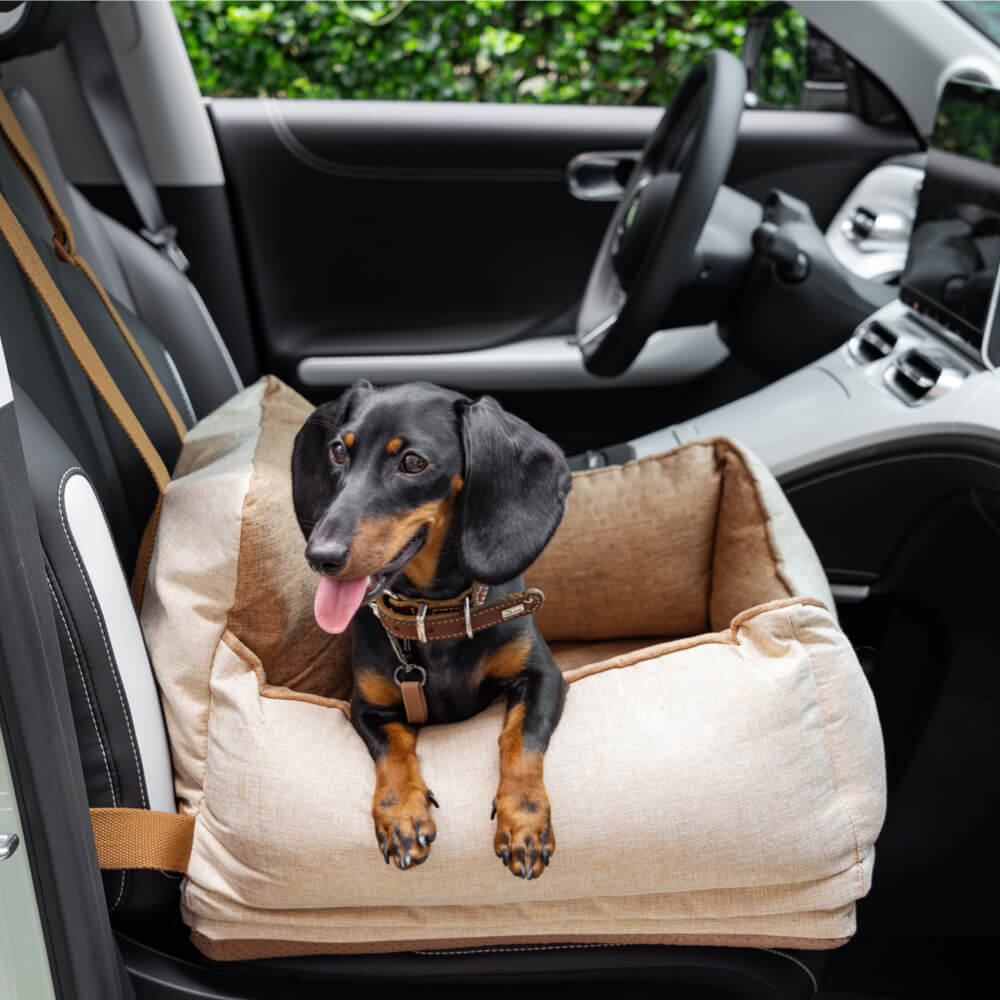 "Wasserdichtes Hunde-Autositzbett in Hellkaffee, bequem und sicher mit Memory-Schaum und Sicherheitsgurten, perfekter Fahrbeg