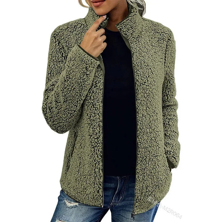 "Weiche Fleecejacke für Damen, modisch und warm, in Blau, Burgunderrot, Grau oder Olivgrün. Perfekt für kalte Tage."