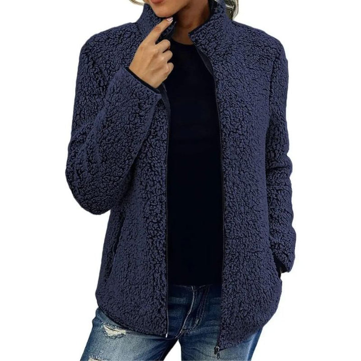 "Weiche Fleecejacke für Damen, modisch und warm, in Blau, Burgunderrot, Grau oder Olivgrün. Perfekt für kalte Tage."
